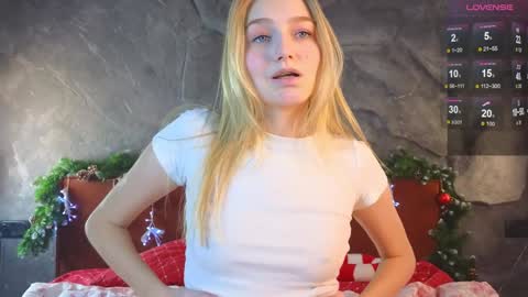 Snapshot of emilyhewell chatting on 23, 1, 2025 Emi online show from 23, 1, 2025