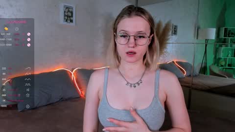Snapshot of emilyhewell chatting on 1, 2, 2025 Emi online show from 1, 2, 2025