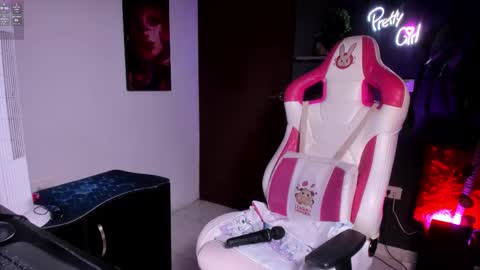 Emily Jhonson online show from 24, 11, 2025