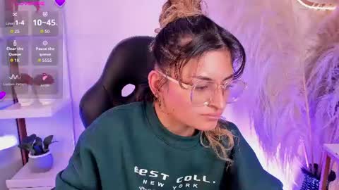 Emilyjonnes  online show from 17, 6, 2026