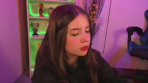 Snapshot of emilykarterr chatting on 4, 12, 2024 VALEEEN online show from 4, 12, 2024