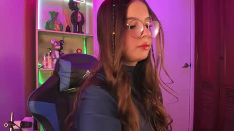 Snapshot of emilykarterr chatting on 8, 12, 2024 VALEEEN online show from 8, 12, 2024