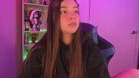 Snapshot of emilykarterr chatting on 19, 12, 2024 VALEEEN online show from 19, 12, 2024