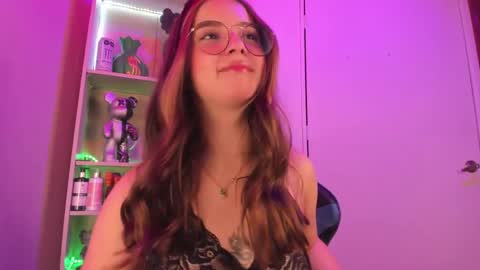 Snapshot of emilykarterr chatting on 12, 2, 2025 VALEEEN online show from 12, 2, 2025