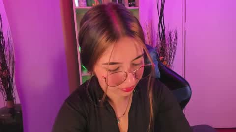Snapshot of emilykarterr chatting on 24, 2, 2025 VALEEEN online show from 24, 2, 2025