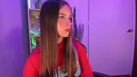 Snapshot of emilykarterr chatting on 7, 3, 2025 VALEEEN online show from 7, 3, 2025