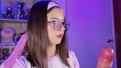 Snapshot of emilykarterr chatting on 11, 10, 2025 VALEEEN online show from 11, 10, 2025