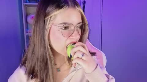 Snapshot of emilykarterr chatting on 15, 10, 2025 VALEEEN online show from 15, 10, 2025