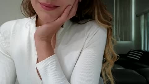 Snapshot of emilyy_miller chatting on 22, 10, 2025 emilly online show from 22, 10, 2025