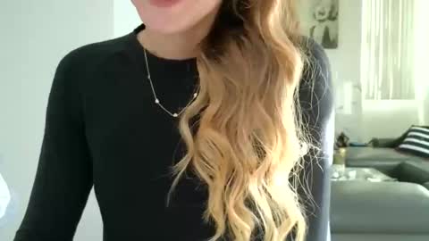 Snapshot of emilyy_miller chatting on 23, 10, 2025 emilly online show from 23, 10, 2025