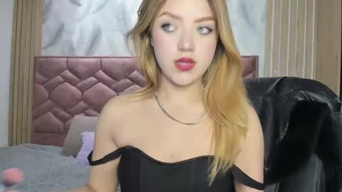Snapshot of emma_ford1 chatting on 2, 10, 2025 Emma  online show from 2, 10, 2025