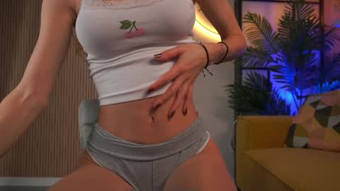 Snapshot of emma_land chatting on 31, 10, 2025 online show from 31, 10, 2025