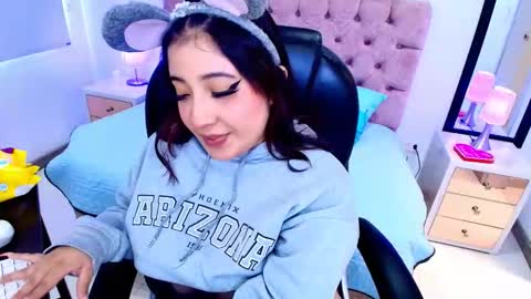 Snapshot of emma_monserratt chatting on 5, 12, 2025 Emma Monserratt online show from 5, 12, 2025