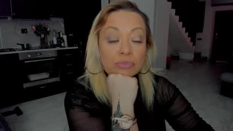 Snapshot of emmamaturre chatting on 22, 11, 2025 Emma online show from 22, 11, 2025