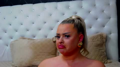 Emma Mavis online show from 30, 1, 2025