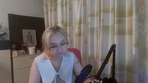 emmanoir_ online show from 27, 2, 2025