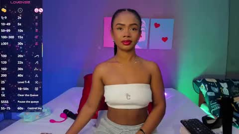 Snapshot of emmasmith06 chatting on 8, 9, 2025 Emma online show from 8, 9, 2025