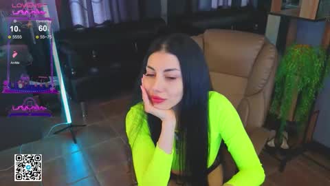 Snapshot of emmi_swon chatting on 10, 9, 2025 Mia online show from 10, 9, 2025