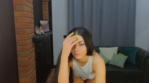 Snapshot of emmi_swon chatting on 8, 11, 2025 Mia online show from 8, 11, 2025