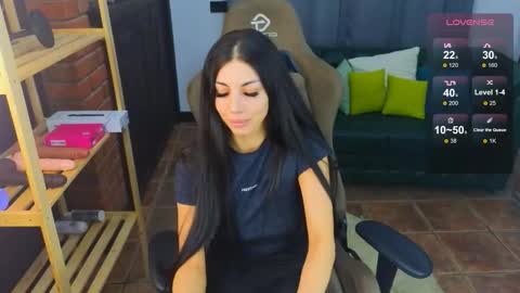 Snapshot of emmi_swon chatting on 22, 11, 2025 Mia online show from 22, 11, 2025