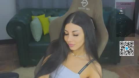 Snapshot of emmi_swon chatting on 2, 12, 2025 Mia online show from 2, 12, 2025