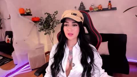 Snapshot of emmyevans1 chatting on 8, 10, 2025 Emmy Evans online show from 8, 10, 2025