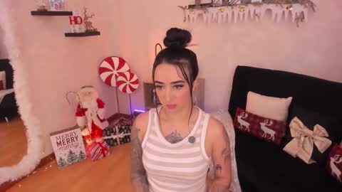 Snapshot of emmyevans1 chatting on 18, 12, 2025 Emmy Evans online show from 18, 12, 2025