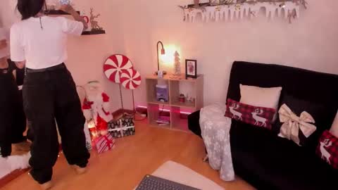 Snapshot of emmyevans1 chatting on 19, 12, 2025 Emmy Evans online show from 19, 12, 2025