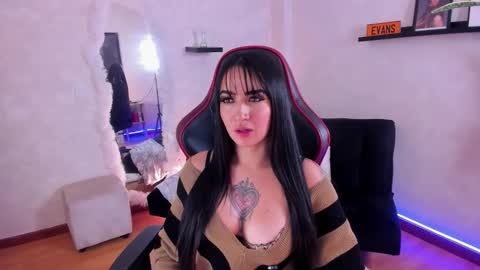 Snapshot of emmyevans1 chatting on 5, 1, 2026 Emmy Evans online show from 5, 1, 2026