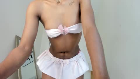 Snapshot of emy_barnert chatting on 4, 11, 2025 Mili online show from 4, 11, 2025