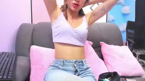 Snapshot of emy_latin chatting on 5, 11, 2025 emy_latin online show from 5, 11, 2025