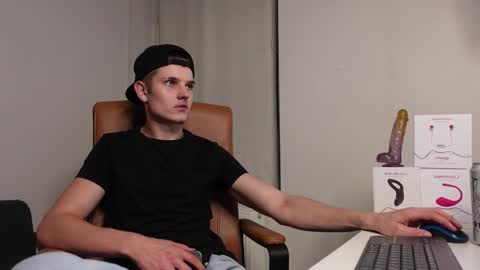 Snapshot of eric_poston chatting on 14, 9, 2025 online show from 14, 9, 2025