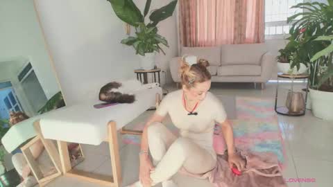 Snapshot of erotik_lady chatting on 10, 9, 2025 TINY online show from 10, 9, 2025