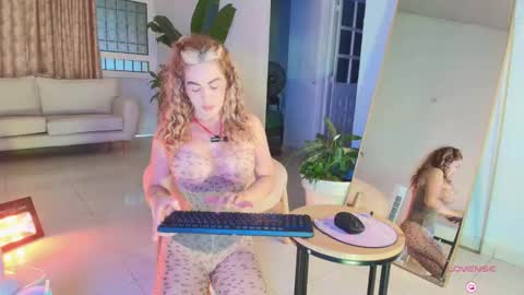 Snapshot of erotik_lady chatting on 6, 11, 2025 TINY online show from 6, 11, 2025