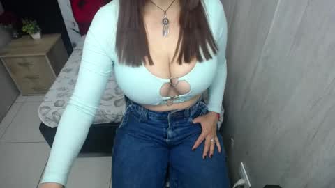 Snapshot of esmeralda_black chatting on 19, 5, 2026 esmeralda black online show from 19, 5, 2026