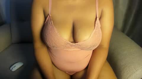 Snapshot of esmeray_ chatting on 2, 10, 2025 Esme online show from 2, 10, 2025