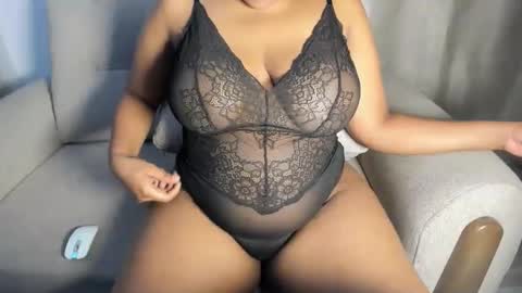 Snapshot of esmeray_ chatting on 4, 10, 2025 Esme online show from 4, 10, 2025