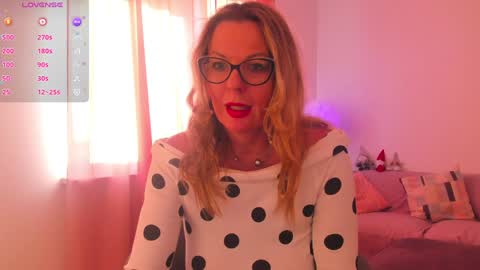 Esmi online show from 4, 1, 2025