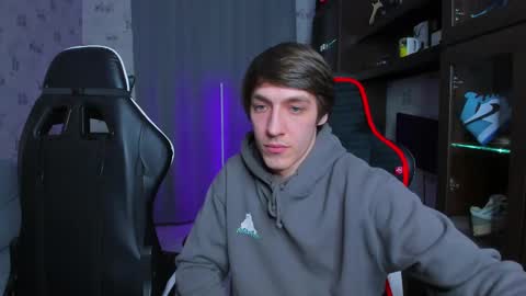 Snapshot of esthetics_boys chatting on 4, 3, 2025 LOUIS online show from 4, 3, 2025