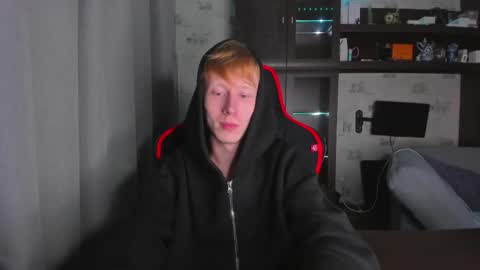 Snapshot of esthetics_boys chatting on 1, 10, 2025 LOUIS online show from 1, 10, 2025