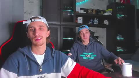 Snapshot of esthetics_boys chatting on 2, 11, 2025 LOUIS online show from 2, 11, 2025