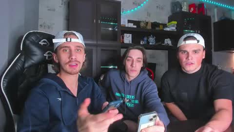 Snapshot of esthetics_boys chatting on 8, 11, 2025 LOUIS online show from 8, 11, 2025