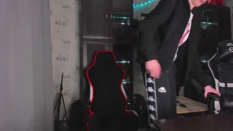 Snapshot of esthetics_boys chatting on 9, 11, 2025 LOUIS online show from 9, 11, 2025