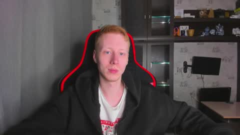 Snapshot of esthetics_boys chatting on 12, 11, 2025 LOUIS online show from 12, 11, 2025