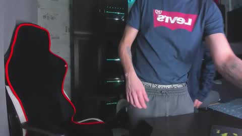 Snapshot of esthetics_boys chatting on 16, 11, 2025 LOUIS online show from 16, 11, 2025