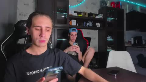 Snapshot of esthetics_boys chatting on 24, 11, 2025 LOUIS online show from 24, 11, 2025