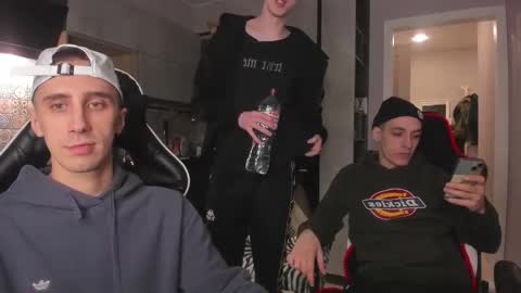 Snapshot of esthetics_boys chatting on 13, 12, 2025 LOUIS online show from 13, 12, 2025