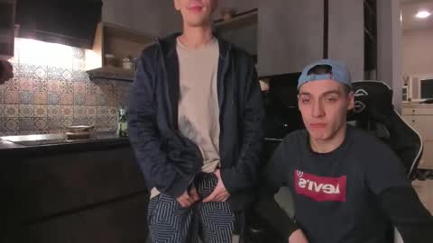 Snapshot of esthetics_boys chatting on 14, 12, 2025 LOUIS online show from 14, 12, 2025