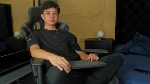 Snapshot of ethanlowell chatting on 27, 10, 2025 ethanlowell online show from 27, 10, 2025