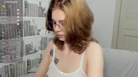 Veronica Tiia Lilith left to right online show from 20, 2, 2026